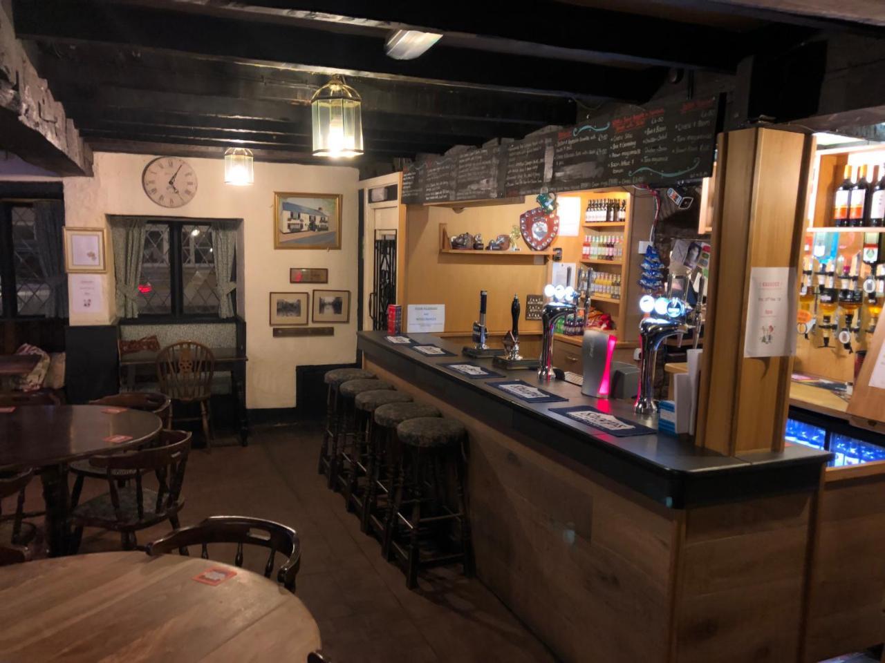 The Crosskeys Inn Usk Exteriör bild