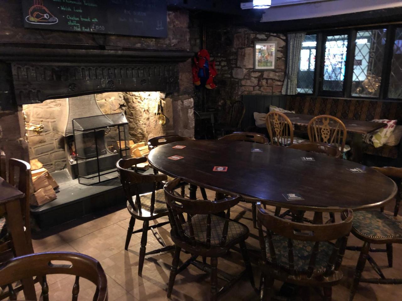 The Crosskeys Inn Usk Exteriör bild